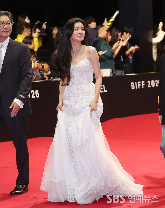 Lee Sun-bin Stuns in an Elegant White Gown on the Busan International Film Festival Red Carpet