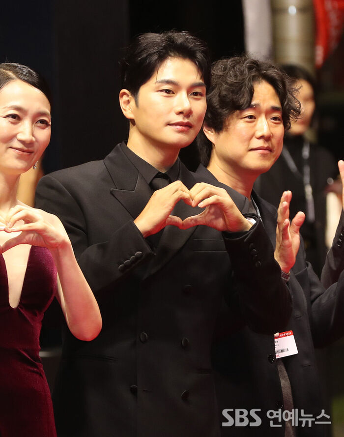 Lee Yi-kyung Graces the Red Carpet at the 31st Busan International Film Festival