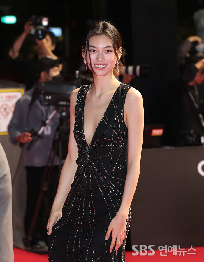 KIM DOYEON Dazzles in a Bold Plunging Gown on the Red Carpet