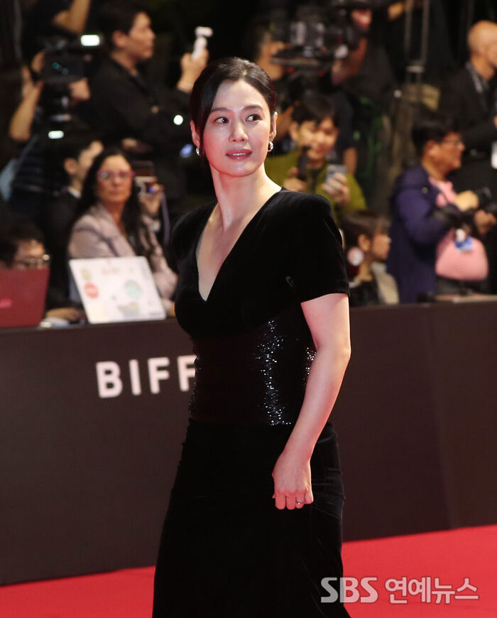 Kim Hyun-joo Graces the Red Carpet at the 31st Busan International Film Festival