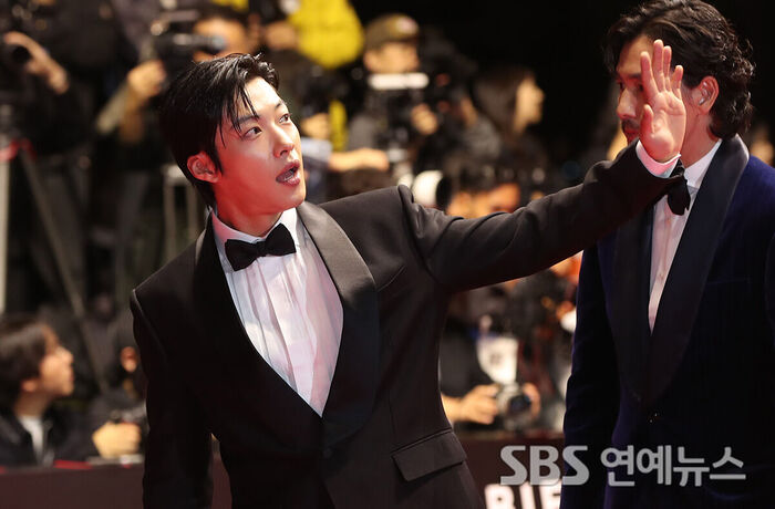 Woo Do Hwan Stunned by Roaring Cheers From Busan Fans on the BIFF Red Carpet
