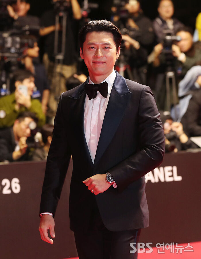 Hyun Bin Dazzles Movie Fans With a Gentle Smile on the Busan International Film Festival Red Carpet
