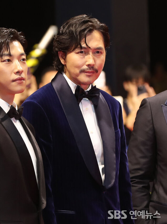 Jung Woo-sung Turns Heads With Charismatic Mustache at 31st Busan International Film Festival Red Carpet