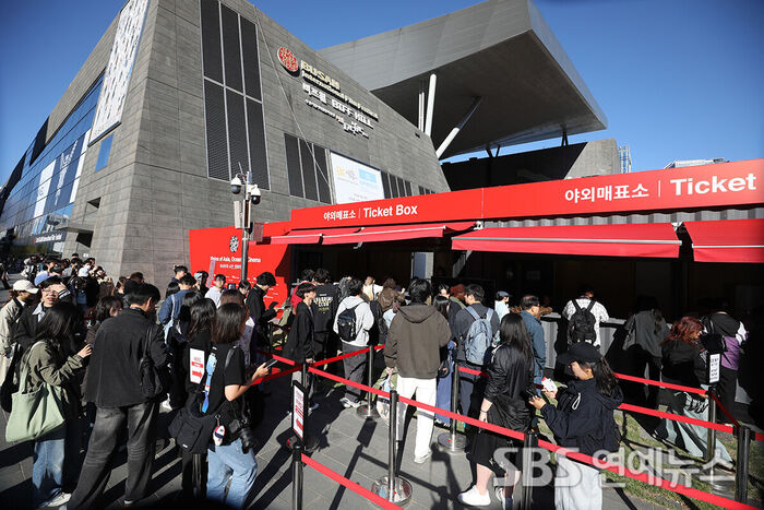 Film Lovers Flock to the 31st Busan International Film Festival as Opening Day Excitement Builds