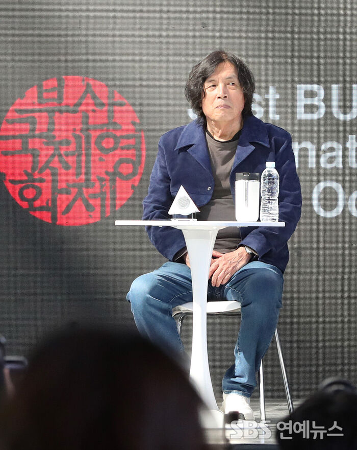 Director Lee Chang-dong Greets Audiences at the 31st Busan International Film Festival for 'Possible Love'