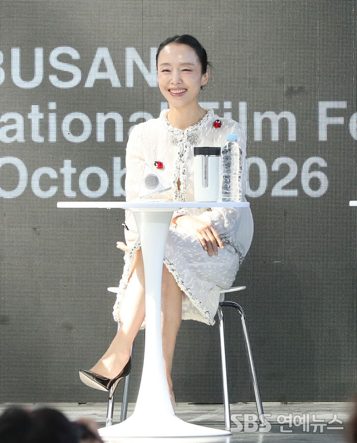 Jeon Do-yeon Dazzles with a Radiant Smile in the Autumn Sunshine