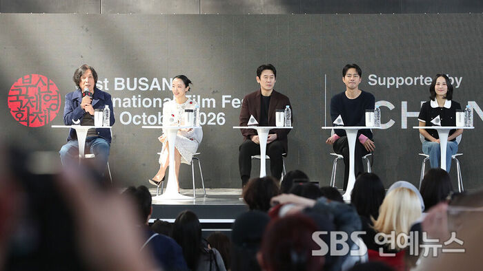 Director Lee Chang-dong and Cast of 'Possible Love' Connect with Fans at Busan International Film Festival