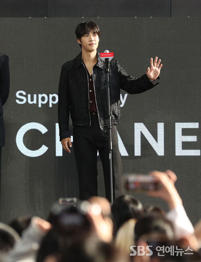 Woo Do Hwan Waves to Movie Fans at the 31st Busan International Film Festival