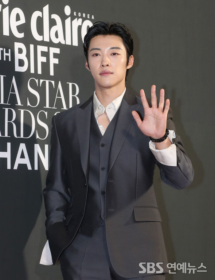 Woo Do Hwan Delivers a Charismatic Wave at 2026 Asia Star Awards