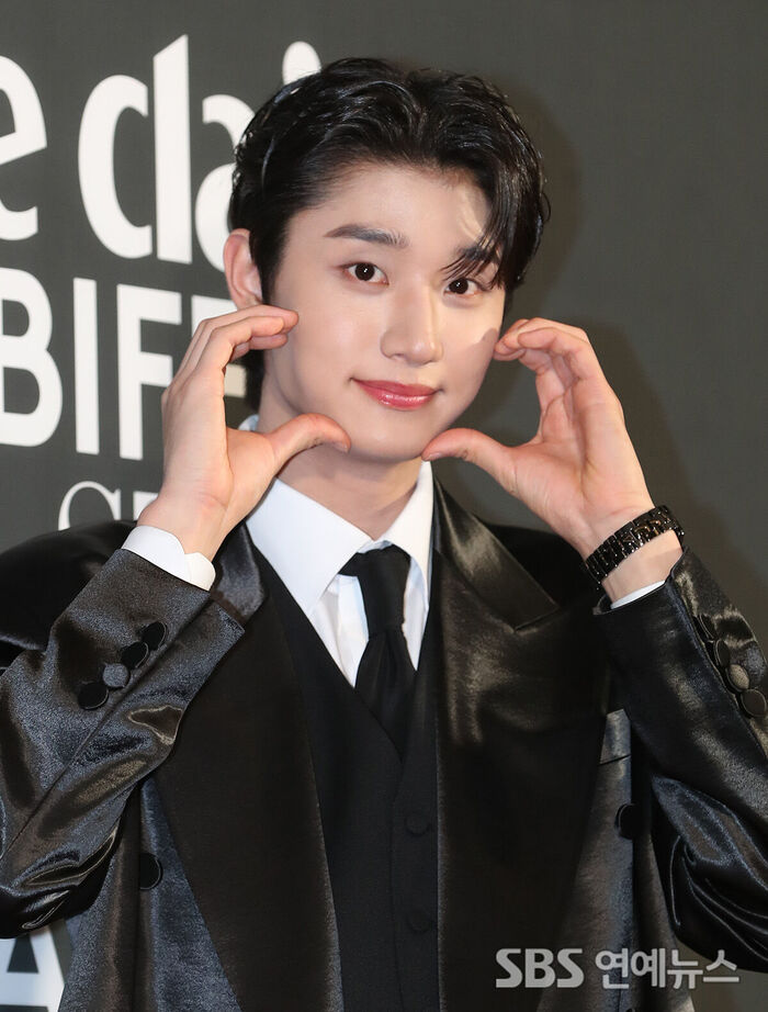 Kim Jaewon Charms With an Adorable Cheek Heart Pose