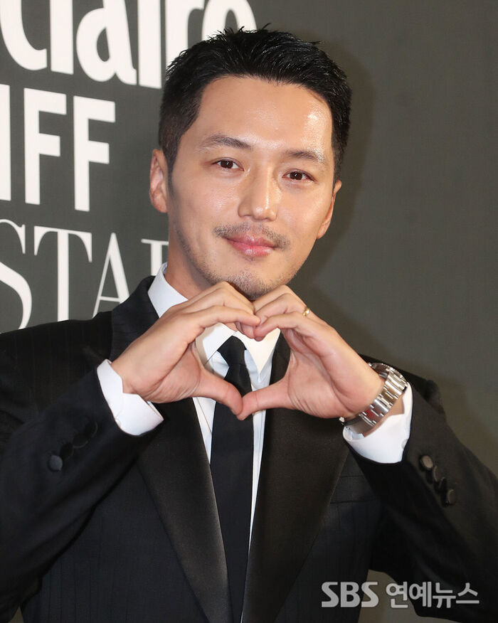 Byun Yohan Strikes a Romantic Heart Pose at '2026 Asia Star Awards'