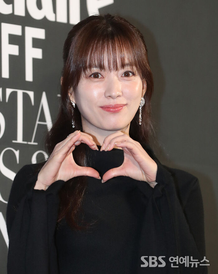 Han Hyojoo Lights Up Busan with Sweet Heart Poses