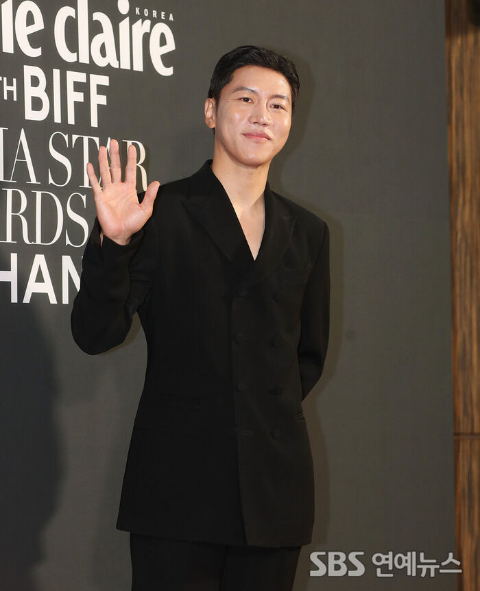 Eum Moon-suk Shows Off Chic All-Black Style