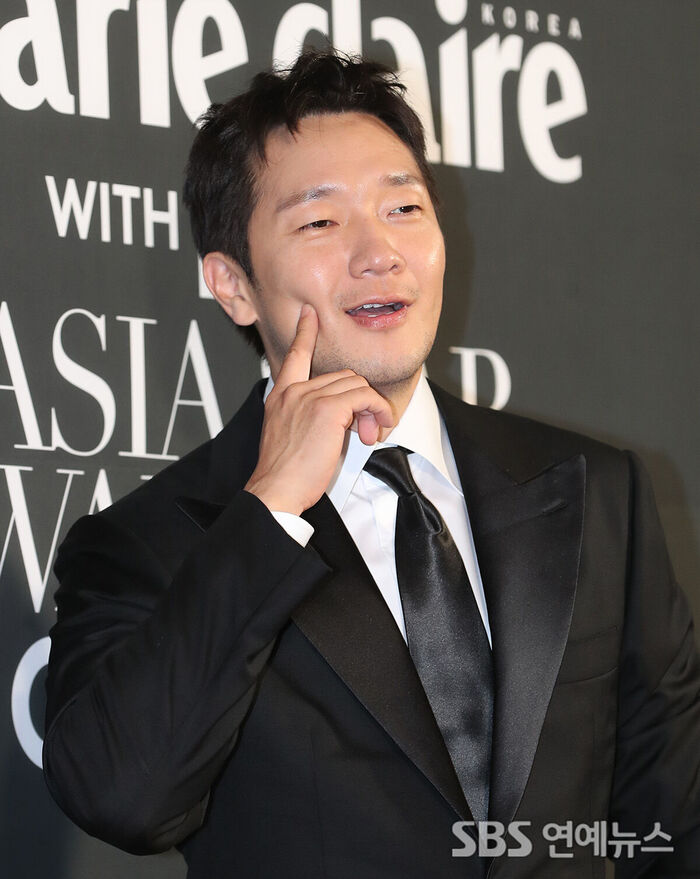 Son Suk-ku Asks 'Is This How You Do the Cheek Poke?' at the 2026 Asia Star Awards