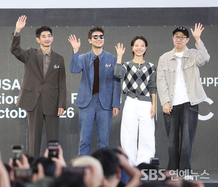 Cast and Director of 'The Blue Road' Strike a Pose at the 31st Busan International Film Festival