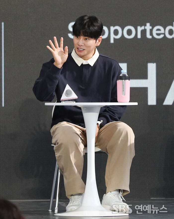 Lee Yi-kyung Greets Movie Fans at the Busan International Film Festival