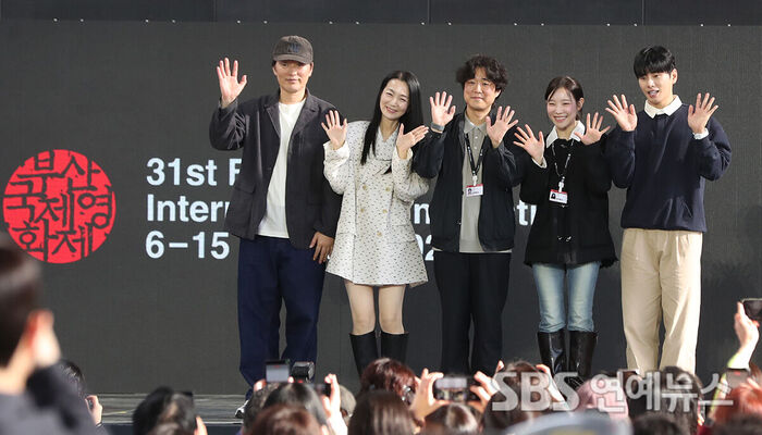 'The Sorry Generation' Cast and Director Greet Moviegoers at the Busan International Film Festival