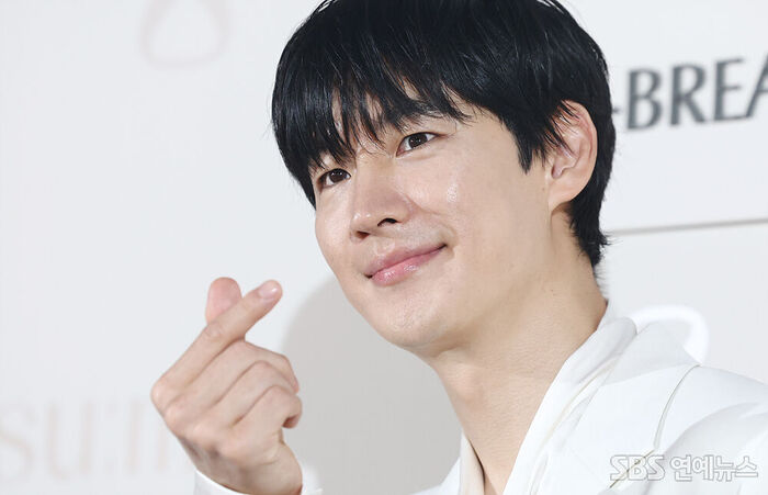 Lee Je-hoon Sends Hearts with His Gaze at Beauty Brand Event