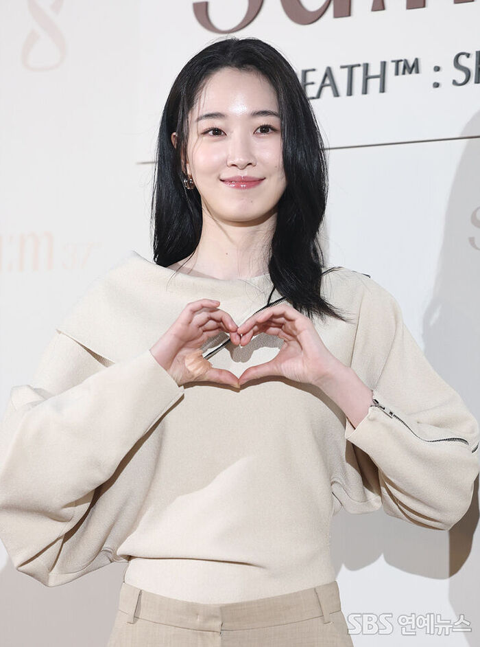 Won Ji-an Pairs an Elegant Smile With a Heart Pose