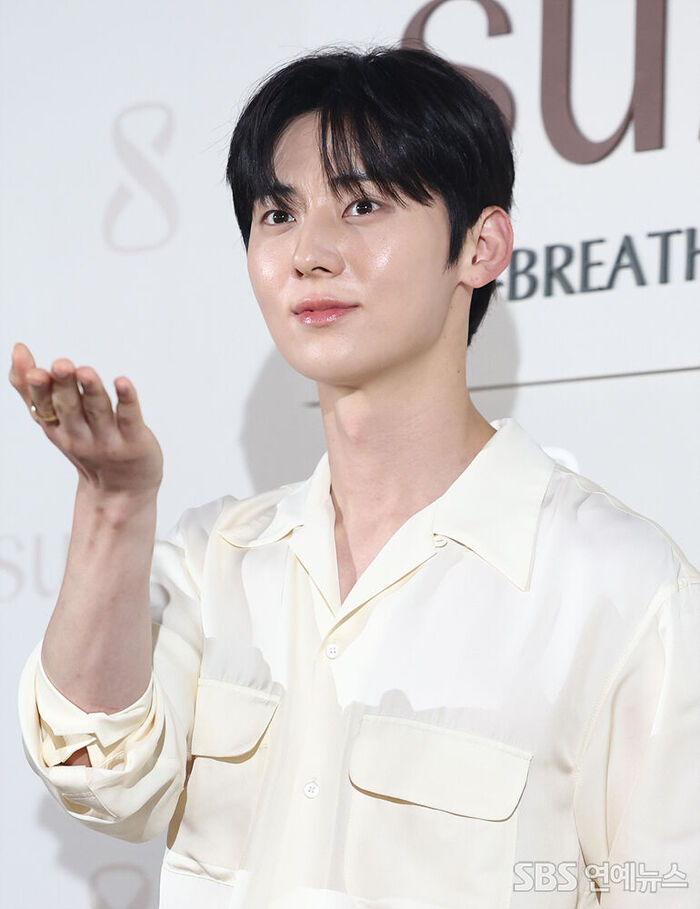 HWANG MINHYUN Captivates with Sweet Gaze at Beauty Brand Photo Call
