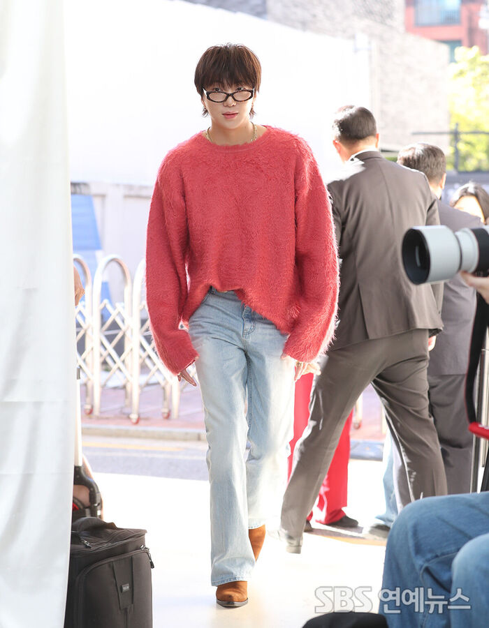 WINNER Kang Seung-yoon Looks Fresh in a Pink Sweater