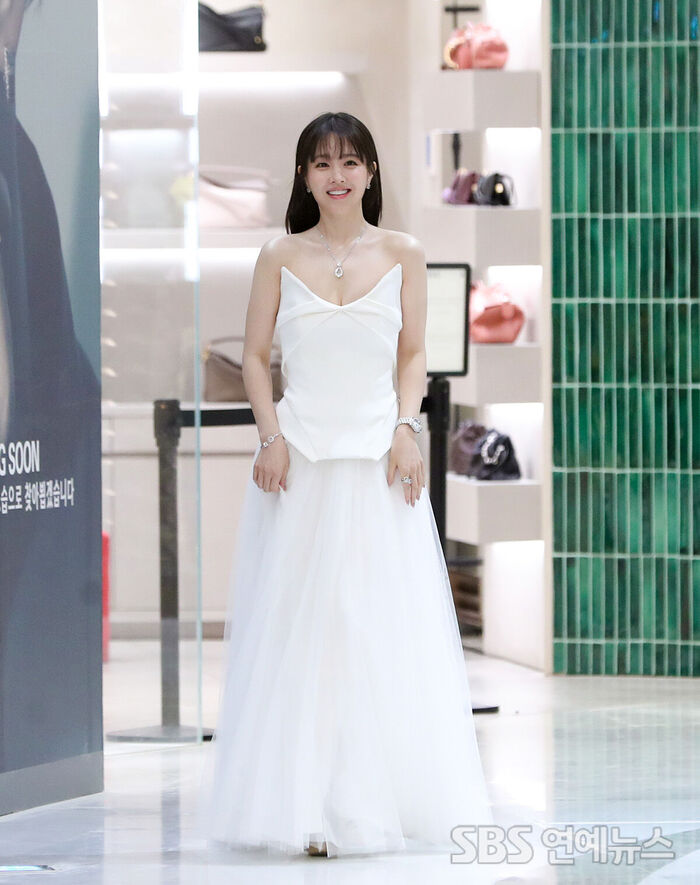 Park Bo young Looks Like a Princess Stepping Out for Department Store Shopping