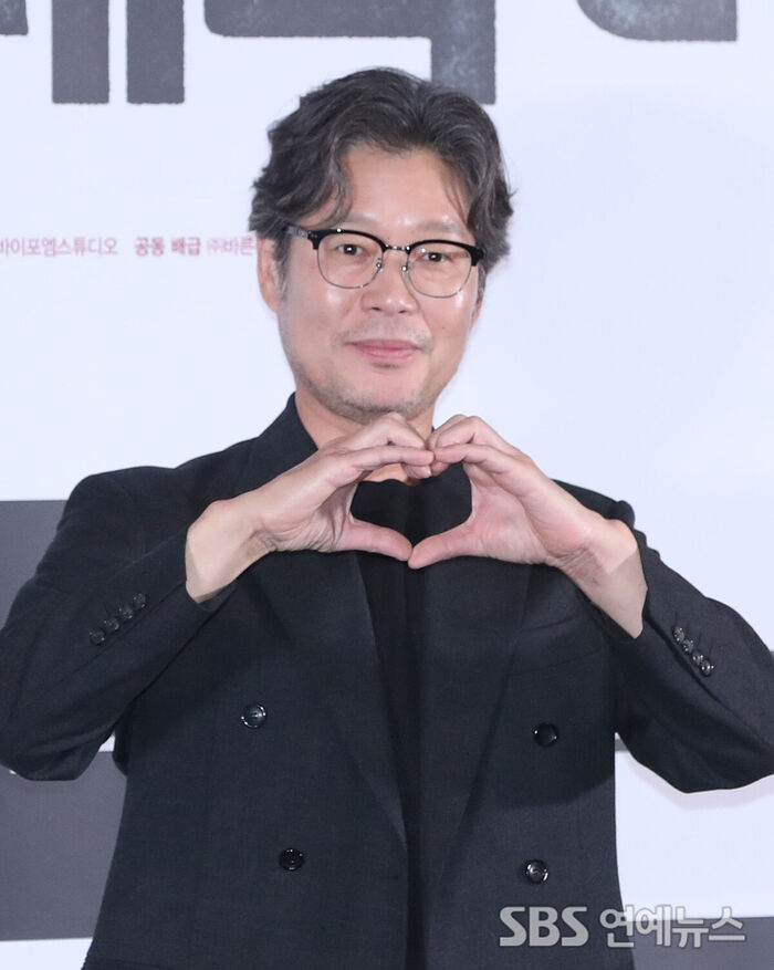 Yoo Jae-myung Sends 'Heart Cheers' as CSAT Exam Committee Chairperson