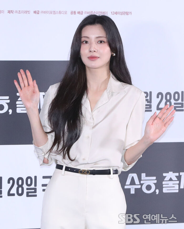 Lee Sunbin Radiates 'Always Lovely Energy' at Press Conference for 'The Secret Behind the CSAT Questions'