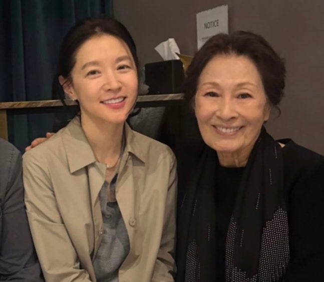 이영애</font>, 김혜자와 함께 찍은 사진 공개…건강 이상설 일축