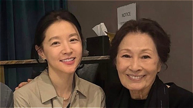 이영애, 김혜자와 함께 찍은 사진 공개…건강 이상설 일축