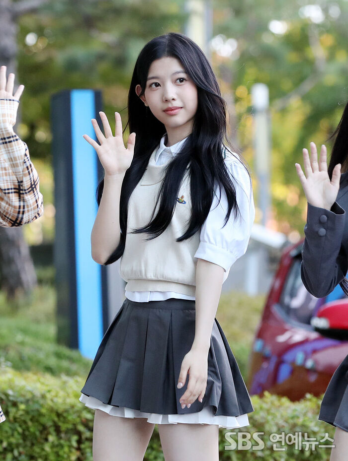 A2O LITE's MERCI Radiates Autumn Charm on Her Way to Radio Show