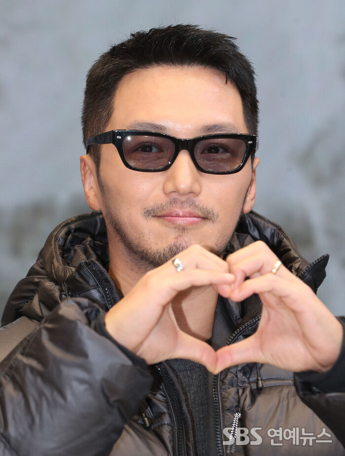 Byun Yohan Sends a Heart to Tiffany Young