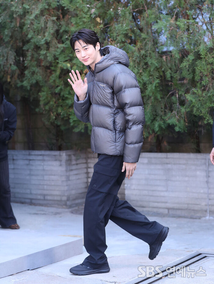 Byeon Wooseok Radiates Heart-Fluttering Charm With Just a Wave