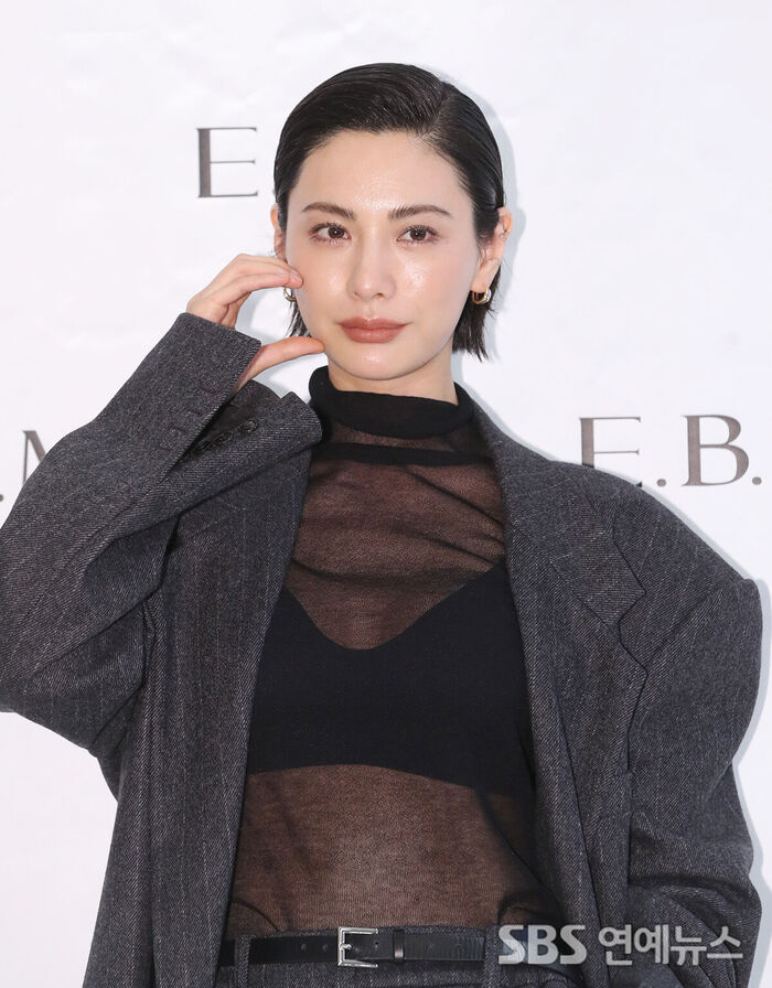 Nana Poses with 'the Other Half of the Heart Taken by T.O.P'