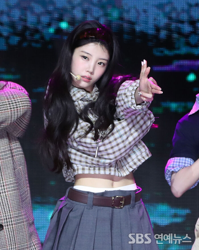 ILLIT's WONHEE Takes the Stage at Showcase for 5th Mini Album 'BREAK EVEN'