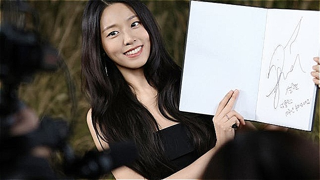 설현, '천천히 강렬하게'서 송혜교와 연기 호흡…성공 향해 돌진