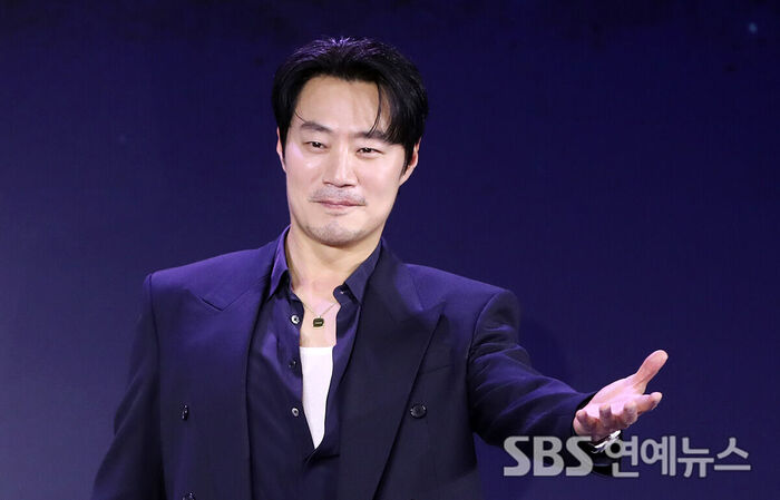 Lee Hee Jun Welcomes Viewers to the World of 'Dead-End Job'