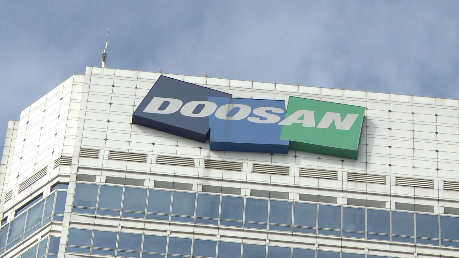 위기의 두산, 두산솔루스 내놨다…조만간 대규모 자구안 - SBS Biz